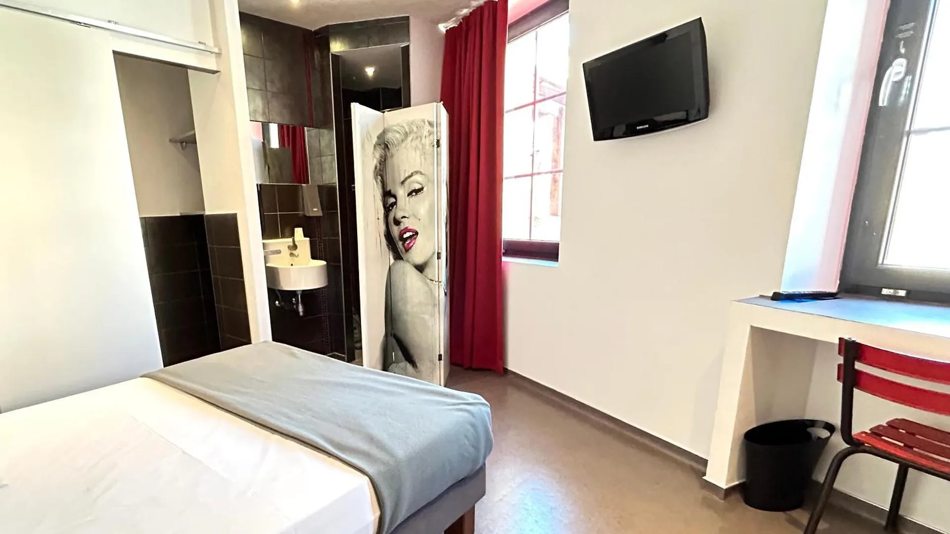 7Art Hotel contacts